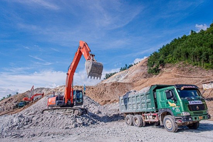 Hiện nay, trên toàn dự án đã huy động 43 mũi thi công với gần 3.200 nhân sự, hơn 1.100 máy móc, thiết bị trên công trường Hiện nay, trên toàn dự án đã huy động 43 mũi thi công với gần 3.200 nhân sự, hơn 1.100 máy móc, thiết bị trên công trường