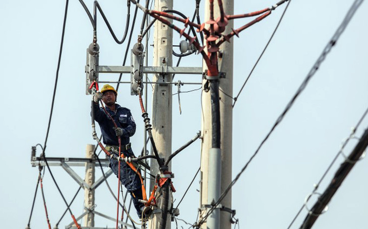 Công nhân Điện lực TP.HCM làm việc trên đường dây ở TP. Thủ Đức