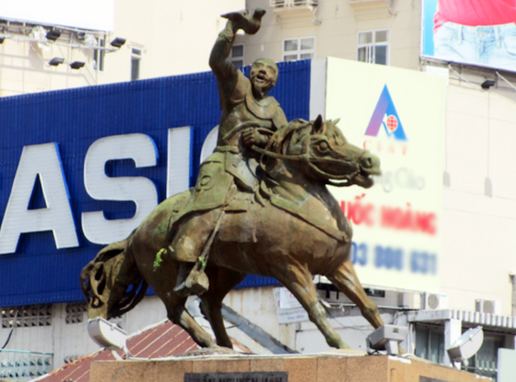 Tượng đài Trần Nguyên Hãn trước chợ Bến Thành bị rơi mất chân phải trước khi được di dời để xây nhà ga metro năm 2014