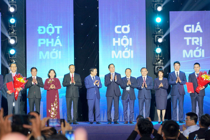 Lãnh đạo Chính phủ và tỉnh Bà Rịa - Vũng Tàu trao chứng nhận đầu tư cho các doanh nghiệp