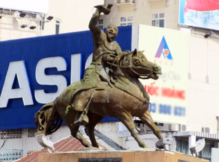 Tượng đài Trần Nguyên Hãn trước chợ Bến Thành bị rơi mất chân phải trước khi được di dời để xây nhà ga metro năm 2014