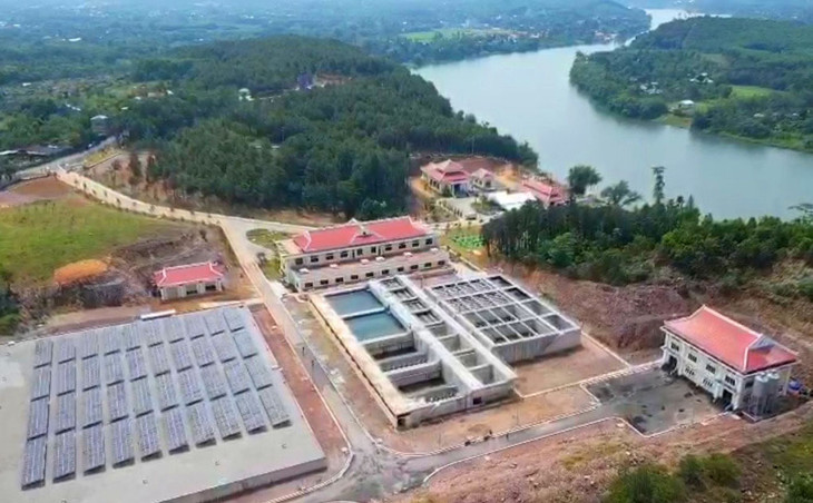 Nhà máy Nước Vạn Niên nằm cạnh đồi Vọng Cảnh, ven sông Hương