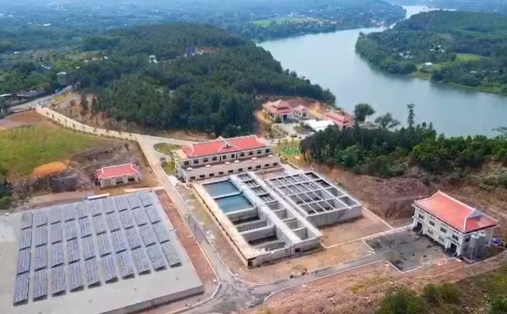 Nhà máy Nước Vạn Niên nằm cạnh đồi Vọng Cảnh, ven sông Hương