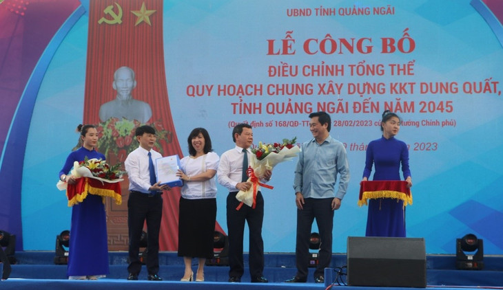 Vụ trưởng Vụ Quy hoạch Kiến trúc (Bộ Xây dựng) Trần Thu Hằng (bên phải) trao Hồ sơ đồ án Điều chỉnh tổng thể Quy hoạch chung xây dựng KKT Dung Quất, tỉnh Quảng Ngãi đến năm 2045 cho ông Hà Hoàng Việt Phương - Trưởng Ban Quản lý KKT Dung Quất và các khu công nghiệp Quảng Ngãi