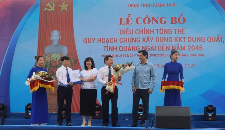 Vụ trưởng Vụ Quy hoạch Kiến trúc (Bộ Xây dựng) Trần Thu Hằng (bên phải) trao Hồ sơ đồ án Điều chỉnh tổng thể Quy hoạch chung xây dựng KKT Dung Quất, tỉnh Quảng Ngãi đến năm 2045 cho ông Hà Hoàng Việt Phương - Trưởng Ban Quản lý KKT Dung Quất và các khu công nghiệp Quảng Ngãi