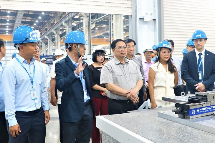 Thủ tướng Phạm Minh Chính đánh giá cao công nghệ của Nhà máy sản xuất linh kiện hàng không vũ trụ