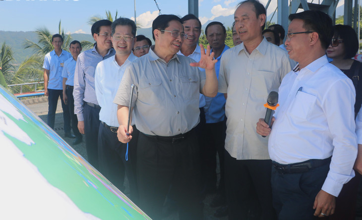 Ông Lê Thành Hưng, Giám đốc Ban Quản lý các dự án đầu tư cơ sở hạ tầng ưu tiên TP. Đà Nẵng (bên phải) báo cáo với Thủ tướng Phạm Minh Chính về công suất thiết kế cảng Liên Chiểu