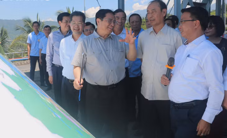 Ông Lê Thành Hưng, Giám đốc Ban Quản lý các dự án đầu tư cơ sở hạ tầng ưu tiên TP. Đà Nẵng (bên phải) báo cáo với Thủ tướng Phạm Minh Chính về công suất thiết kế cảng Liên Chiểu