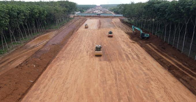 Công trường thi công cao tốc Phan Thiết - Dầu Giây, tháng 5/2021