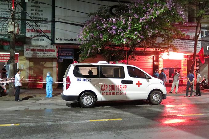 Sở Y tế Hải Phòng điều xe cấp cứu 115 để vận chuyển các trường hợp F1 là người thân của cô giáo trường Ngô Quyền