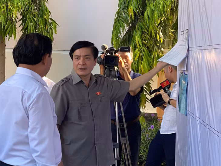 Tổng Thư ký Quốc hội, Chánh Văn phòng Hội đồng bầu cử quốc gia Bùi Văn Cường kiểm tra công tác chuẩn bị bầu cử tại Ninh Thuận. Ảnh QH