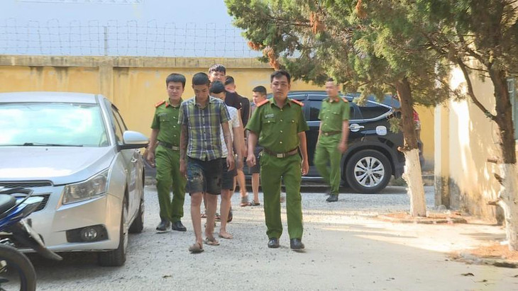 Dẫn giải nhóm hoạt động tín dụng đen đến cơ quan điều tra Dẫn giải nhóm hoạt động tín dụng đen đến cơ quan điều tra