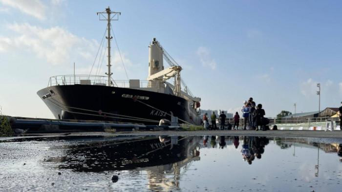 Cận cảnh tàu Kaisa chở đoàn tàu số 2 của tuyến metro số 1 Cận cảnh tàu Kaisa chở đoàn tàu số 2 của tuyến metro số 1