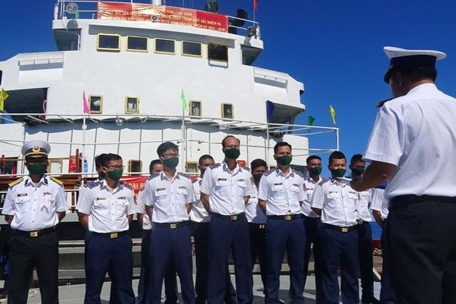 Cán bộ, chiến sĩ trên tàu nghe phổ biến thể lệ bầu cử