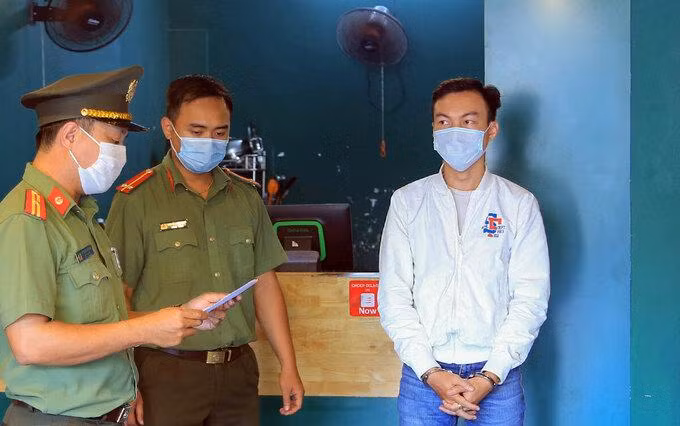 Nguyễn Trần Anh Tuấn (áo trắng) bị bắt trưa 12/5