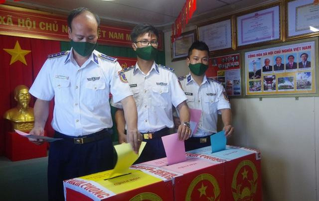 Cán bộ, chiến sĩ trên tàu bỏ phiếu bầu đại biểu Quốc hội, đại biểu HĐND tỉnh Bà Rịa Vũng Tàu và đại biểu HĐND TP Vũng Tàu