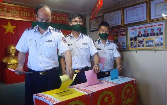 Cán bộ, chiến sĩ trên tàu bỏ phiếu bầu đại biểu Quốc hội, đại biểu HĐND tỉnh Bà Rịa Vũng Tàu và đại biểu HĐND TP Vũng Tàu