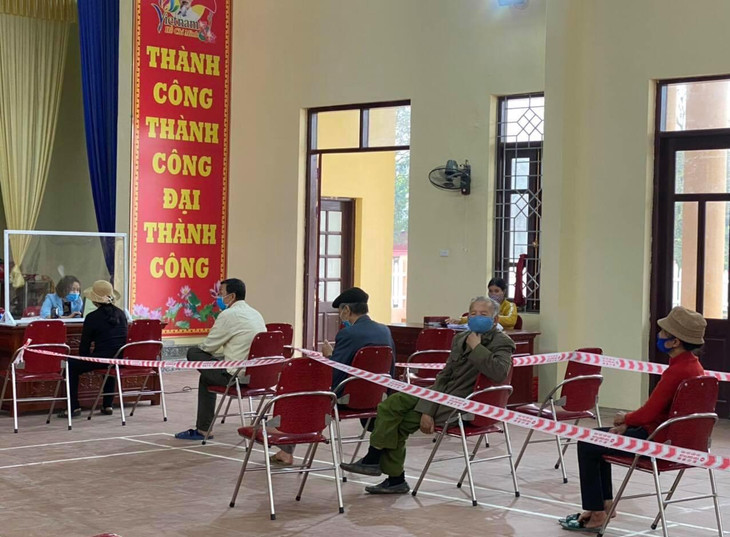 Đảm bảo khoảng cách khi khách hàng thực hiện các công việc liên quan đến giao dịch dịch vụ điện Đảm bảo khoảng cách khi khách hàng thực hiện các công việc liên quan đến giao dịch dịch vụ điện