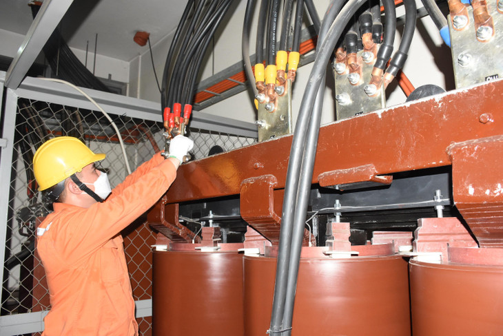 EVNHANOI kiểm tra và gia cố lại các vị trí tiếp xúc EVNHANOI kiểm tra và gia cố lại các vị trí tiếp xúc