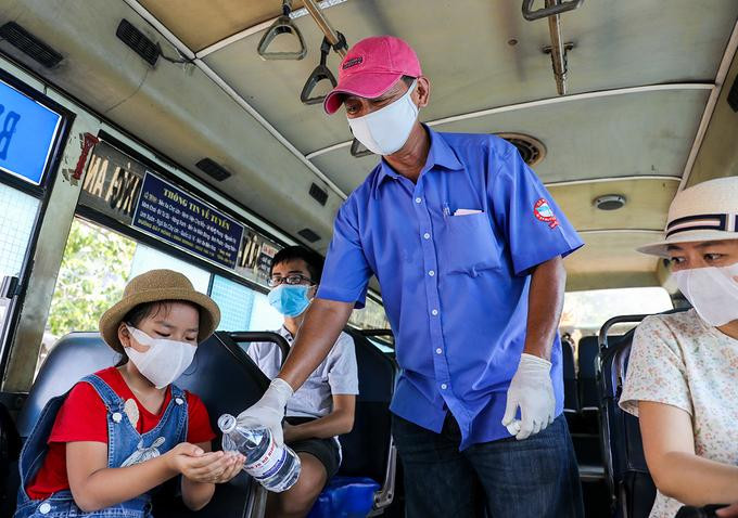 Khách đi xe buýt, xe taxi, xe ôm ở TP.HCM phải khai báo y tế