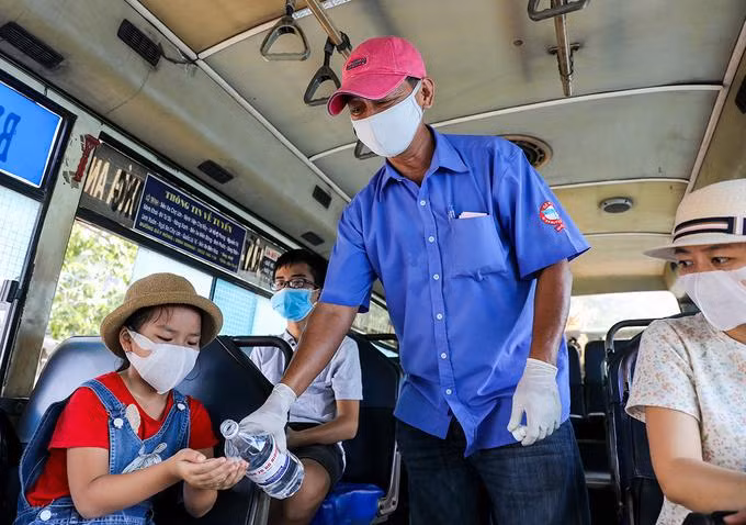 Khách đi xe buýt, xe taxi, xe ôm ở TP.HCM phải khai báo y tế Khách đi xe buýt, xe taxi, xe ôm ở TP.HCM phải khai báo y tế