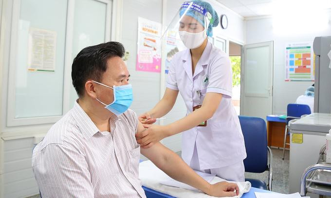 Giám đốc Bệnh viện Đa khoa Đức Giang tiêm vaccine phòng Covid-19