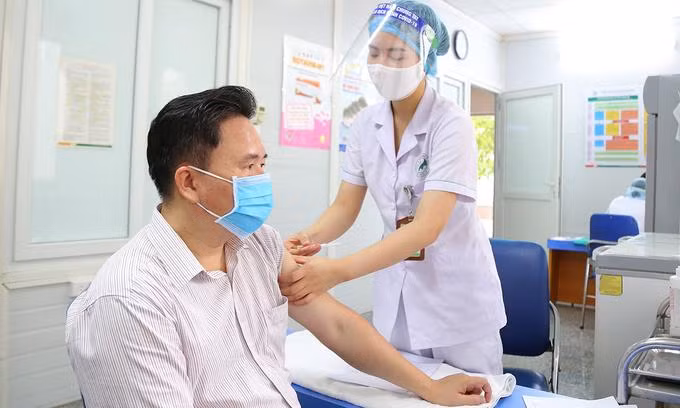 Giám đốc Bệnh viện Đa khoa Đức Giang tiêm vaccine phòng Covid-19