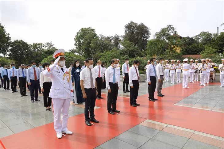 Trong không khí trang nghiêm, các đại biểu bày tỏ lòng tưởng nhớ những người con ưu tú của dân tộc đã không tiếc máu xương, dũng cảm chiến đấu, hy sinh vì sự nghiệp đấu tranh giải phóng dân tộc, vì nền độc lập, tự do của Tổ quốc, vì hạnh phúc của nhân dân.