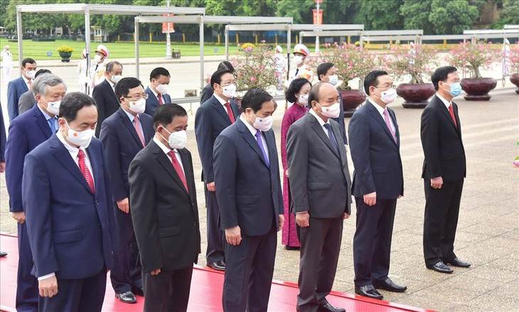 Đoàn lãnh đạo Đảng, Nhà nước gồm có Chủ tịch nước Nguyễn Xuân Phúc; Thủ tướng Phạm Minh Chính; Chủ tịch Quốc hội Vương Đình Huệ; Thường trực Ban Bí thư Võ Văn Thưởng; các đồng chí Ủy viên Bộ Chính trị, nguyên Ủy viên Bộ Chính trị; Bí thư Trung ương Đảng và lãnh đạo các ban, bộ, ngành, đoàn thể Trung ương…