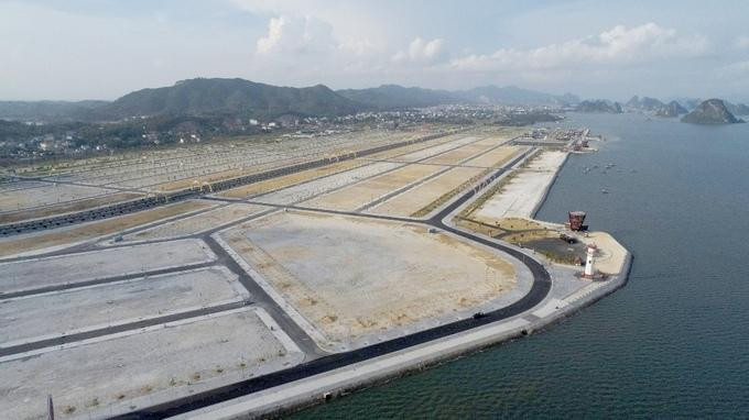 Khu đô thị Phương Đông nơi doanh nghiệp san lấp trái phép. Vị trí san lấp trái phép hướng ra biển đã được khắc phục hậu quả, khôi phục tình trạng ban đầu