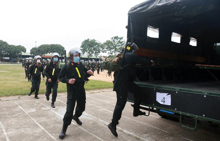 300 cảnh sát cơ động tập trung xuất quân hỗ trợ Bắc Giang