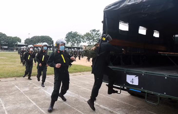 300 cảnh sát cơ động tập trung xuất quân hỗ trợ Bắc Giang