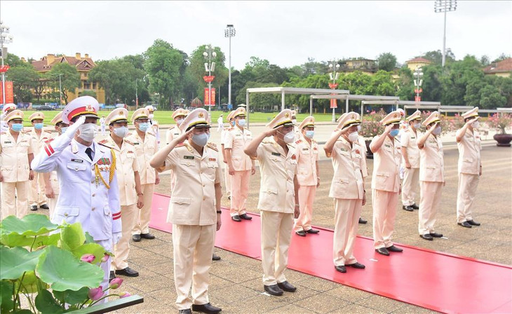 Đoàn đại biểu Đảng uỷ Công an Trung ương và Bộ Công an tưởng niệm Chủ tịch Hồ Chí Minh.