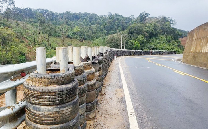 Hộ lan bằng lốp ô tô lắp trên Quốc lộ 24