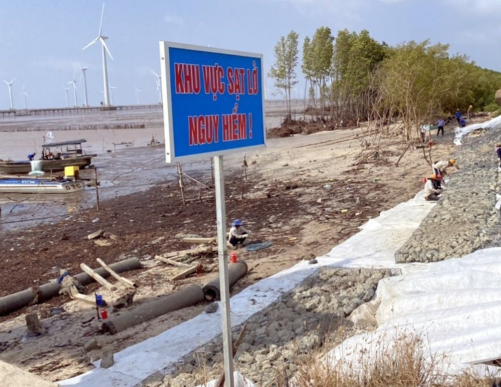 Biển cảnh báo tại vị trí sạt lở đê biển Đông