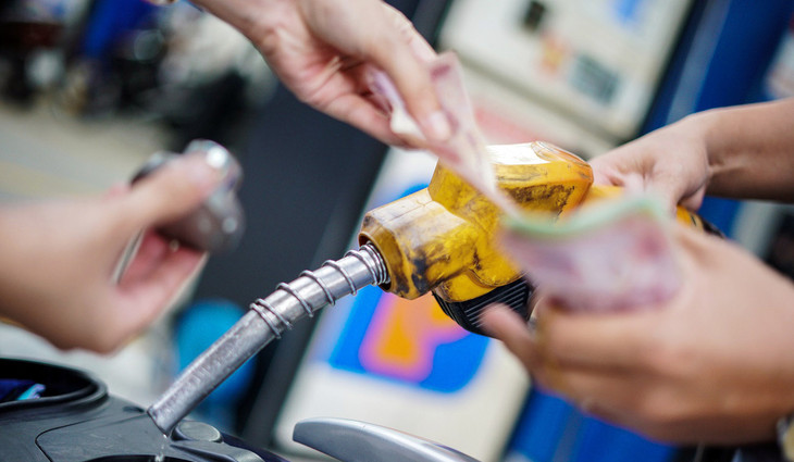 Mỗi lít xăng RON 95-III và E5 RON 92 đều hạ 320 đồng