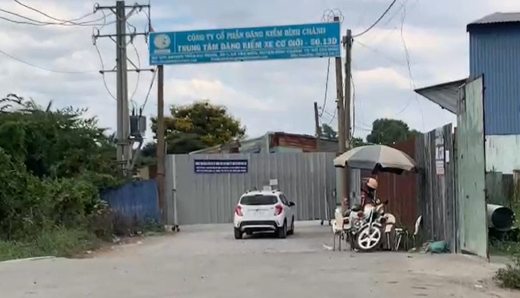 Lực lượng chức năng phong toả để khám xét Trung tâm đăng kiểm 50-13D
