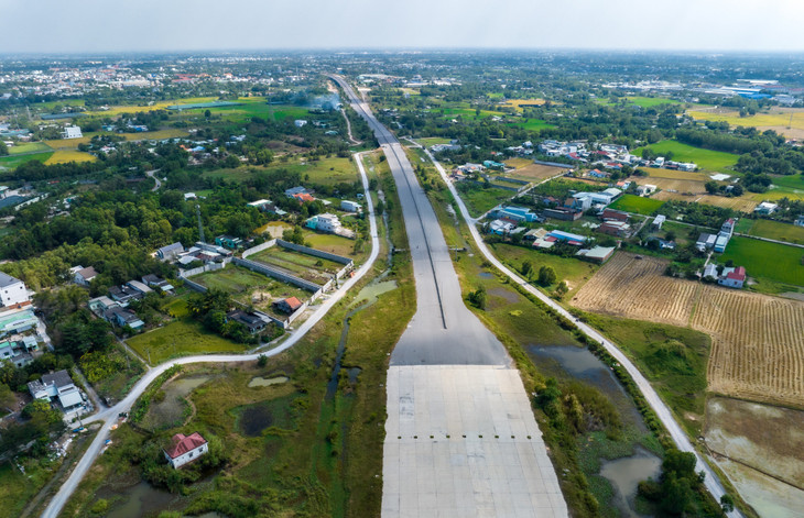 Một đoạn cao tốc Bến Lức - Long Thành thi công dang dở. Ảnh: Internet