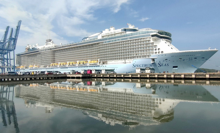 Du thuyền Spectrum of the Seas neo tại cảng Tân Cảng - Cái Mép Du thuyền Spectrum of the Seas neo tại cảng Tân Cảng - Cái Mép