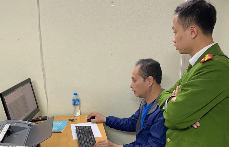 Lực lượng công an tiến hành khám xét tại Trung tâm Đăng kiểm xe cơ giới 29-05V