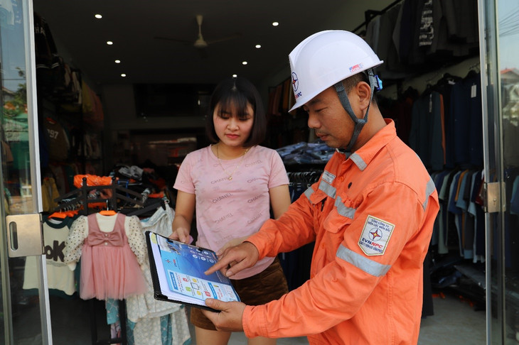 Công nhân Điện lực giới thiệu và hướng dẫn khách hàng cài đặt các App sử dụng dịch vụ điện trực tuyến.