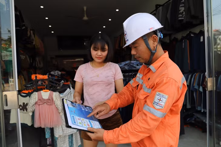 Công nhân Điện lực giới thiệu và hướng dẫn khách hàng cài đặt các App sử dụng dịch vụ điện trực tuyến. Công nhân Điện lực giới thiệu và hướng dẫn khách hàng cài đặt các App sử dụng dịch vụ điện trực tuyến.
