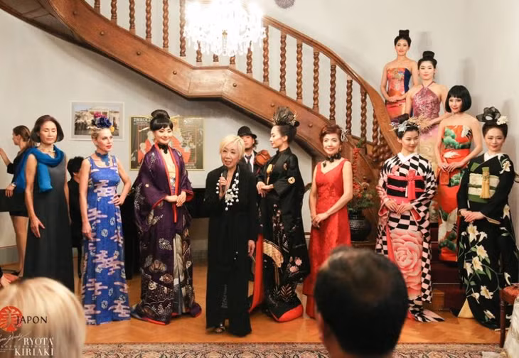 Nhà thiết kế Kobayashi Eiko (giữa) tại chương trình trình diễn kimono tại Budapest, Hungary năm 2019 (nguồn: Be-Japon)
