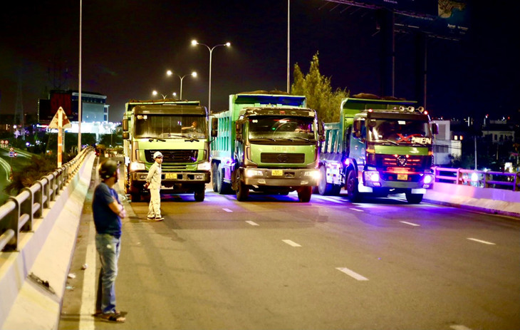 6 ô tô tổng tải trọng 180 tấn xếp hàng trên cầu vượt để kiểm tra tải trọng cầu 6 ô tô tổng tải trọng 180 tấn xếp hàng trên cầu vượt để kiểm tra tải trọng cầu