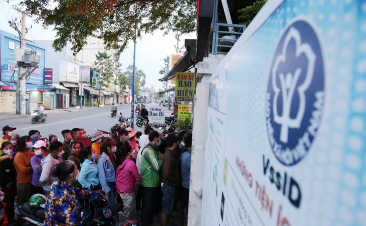 Lao động xếp hàng rút BHXH một lần tại BHXH TP. Thủ Đức (TP.HCM)