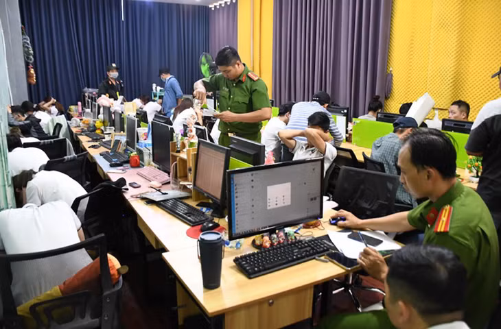 Cảnh sát khám xét Công ty Luật TNHH Pháp Việt