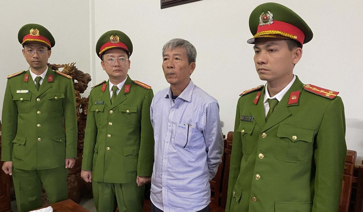 Ông Lê Hữu Tiến khi bị bắt giữ tại nhà