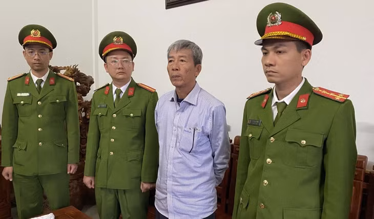 Ông Lê Hữu Tiến khi bị bắt giữ tại nhà