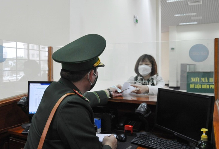 Người dân làm thủ tục nhập cảnh vào Trung Quốc