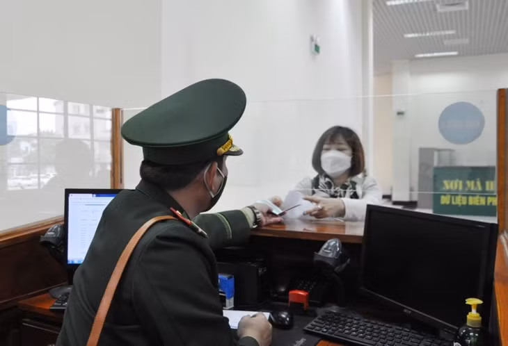 Người dân làm thủ tục nhập cảnh vào Trung Quốc